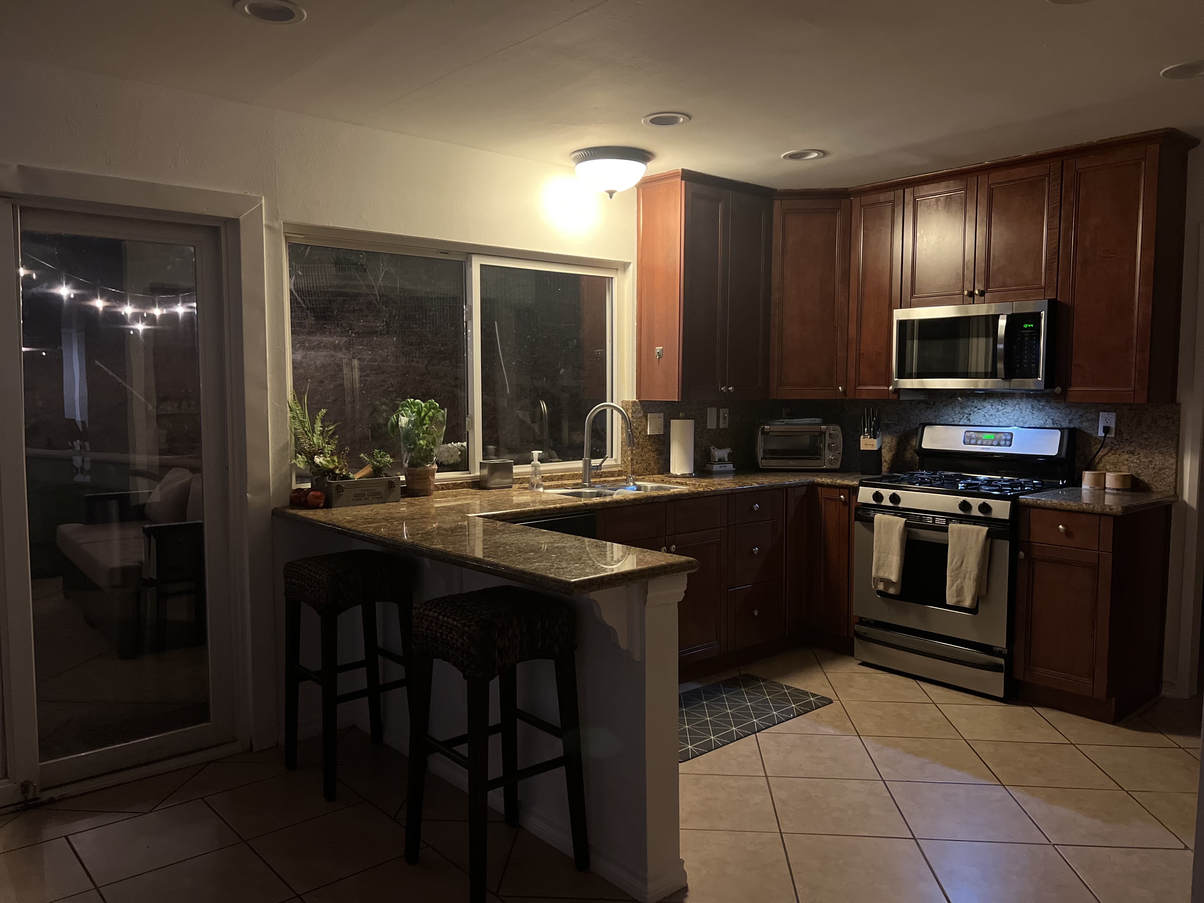 Kitchen with breakfast bar